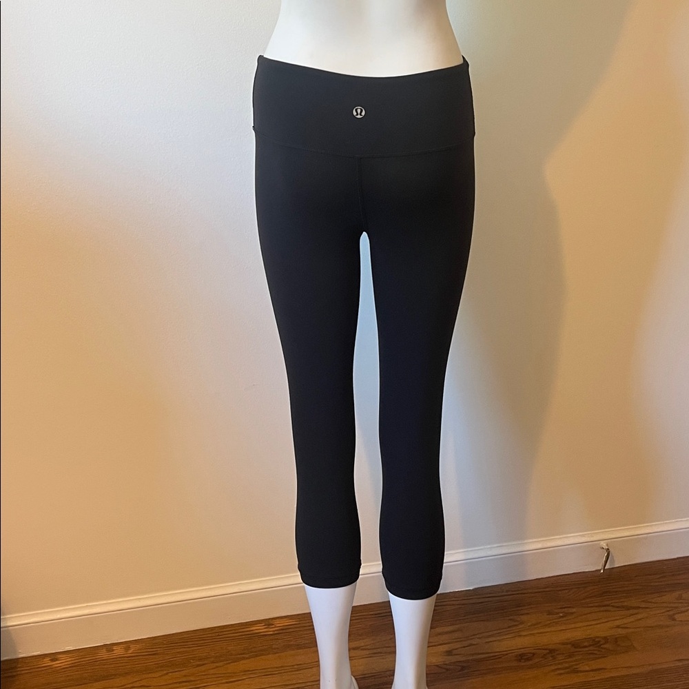 Lululemon High-Waisted Black Cropped Leggings - Picture 5 of 11